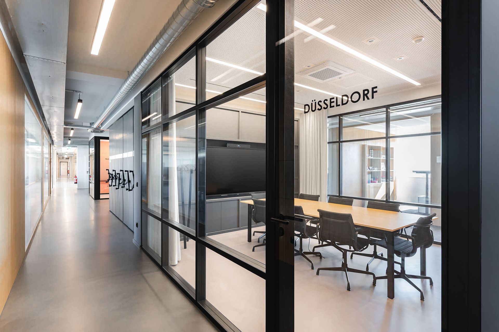 BB Office Projekt Düsseldorf — Glastrennwände mit Branding