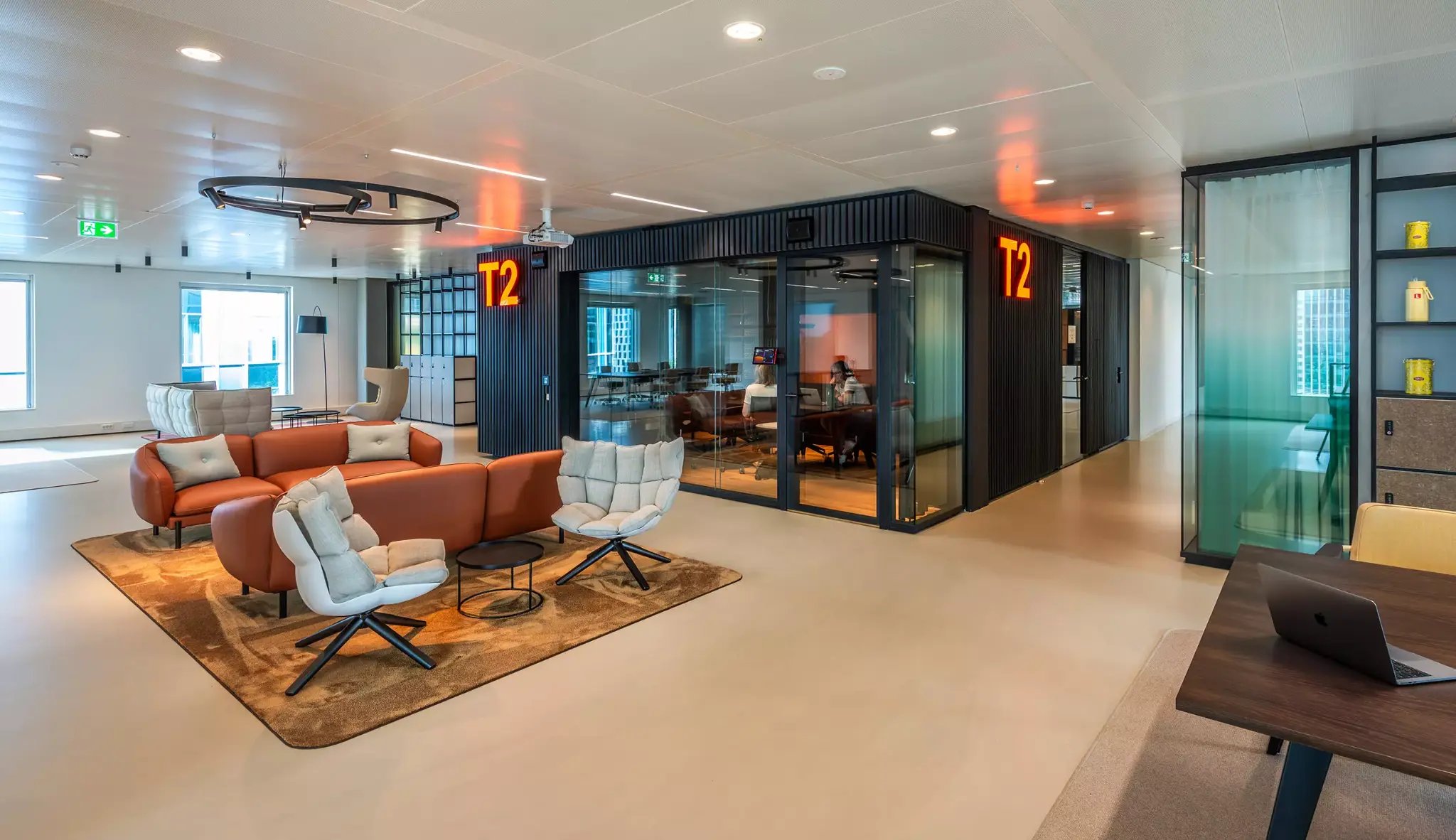 BB Office Referenzprojekt — moderne Bürolandschaft mit Glastrennwänden