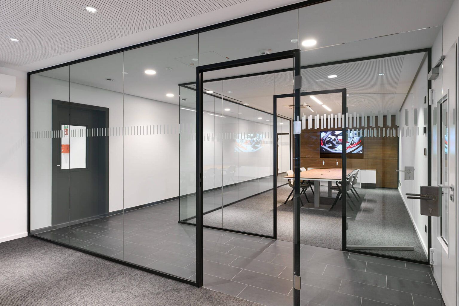Modernes Autohaus — Porsche Zentrum, realisiert von BB Office